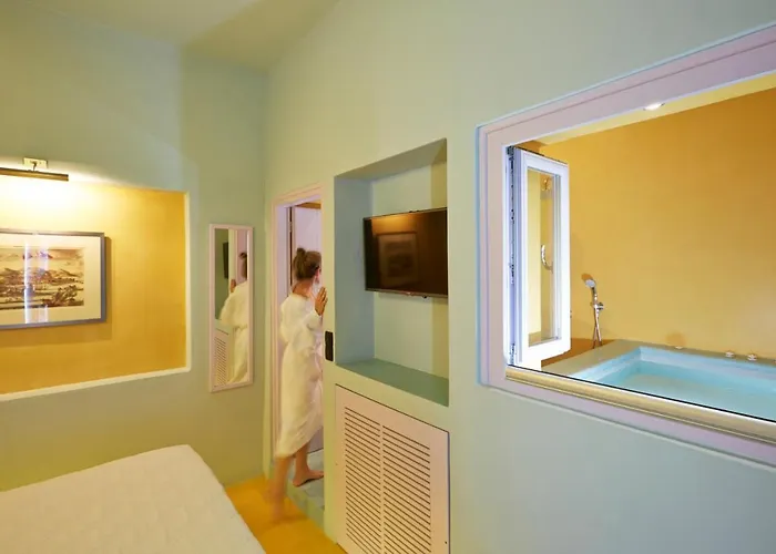 Caldera Edge Fira (Santorini)