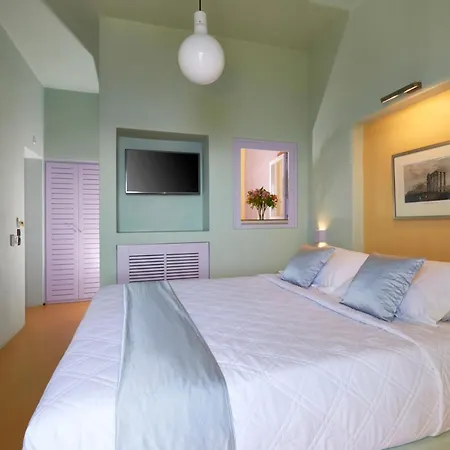 Caldera Edge Fira (Santorini)